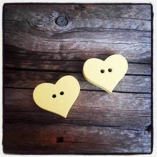 Lot de 2 boutons coeur à coudre en bois couleur jaune 