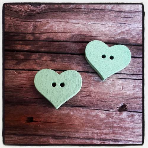 Lot de 2 boutons coeur à coudre en bois couleur vert 