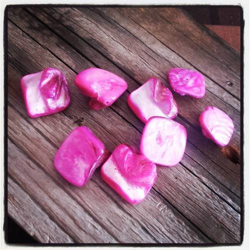 Lot de 8 perles de nacre carré rose de 10 à 20 mm 