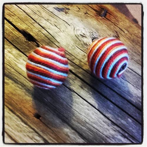 Lot de 2 perles de fil orange, marron, rouge et bleu 20 mm 