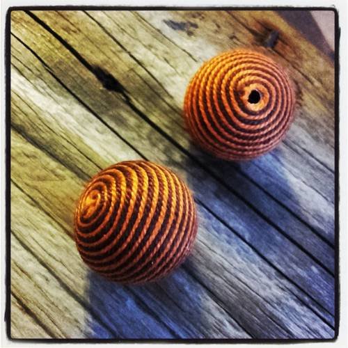 Lot de 2 perles de fil orange et marron 28 mm 