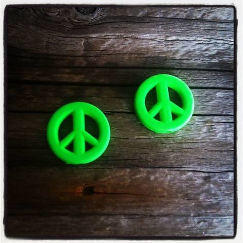 Lot de 2 perles peace and love acrylique vert de 16mm 