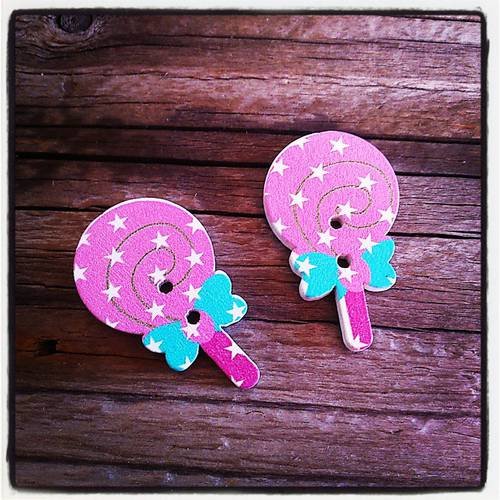 Lot de 2 boutons en bois forme sucette lollipop étoiles 2 trous 33 x 20 mm 
