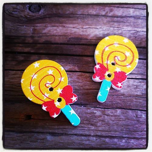 Lot de 2 boutons en bois forme sucette lollipop étoiles 2 trous 33 x 20 mm 