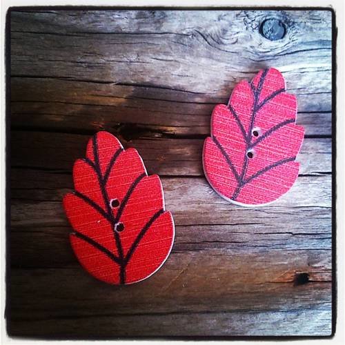 Lot de 2 boutons feuilles en bois de couleur rouge - 30 x 20 mm 