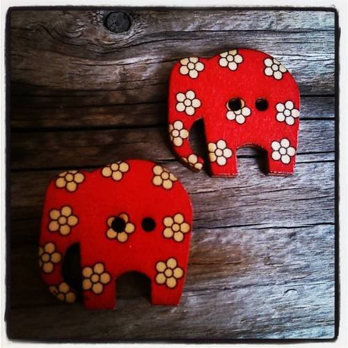 Lot de 2 boutons fantaisie en bois 30x29mm éléphant rouge 