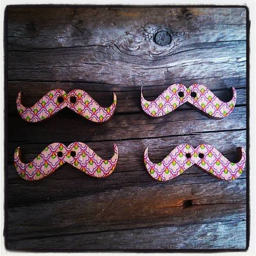 Lot de 4 boutons bois moustaches à motifs losange rose 30 mm x 10 mm 