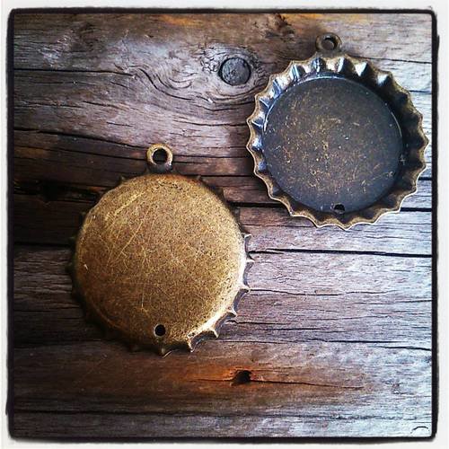 Lot de 2 pendentifs capsules couleur bronze 3.6x3.2cm 