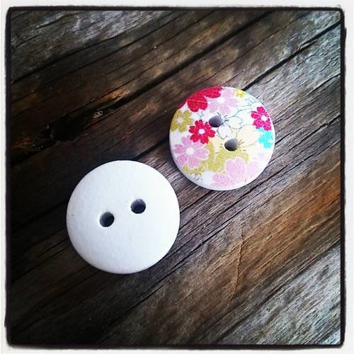 Lot de 2 boutons en bois,  forme ronde motif fleurs 15mm 