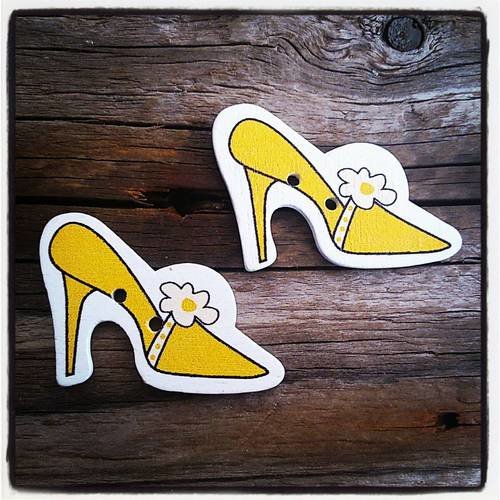 Lot de 2 boutons en bois jaune chaussures 3.6 x 2.3 cm 