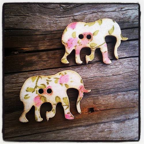 Lot de 2 boutons éléphant fleurie, en bois recouvert de tissus, rose et vert, 30 mm 