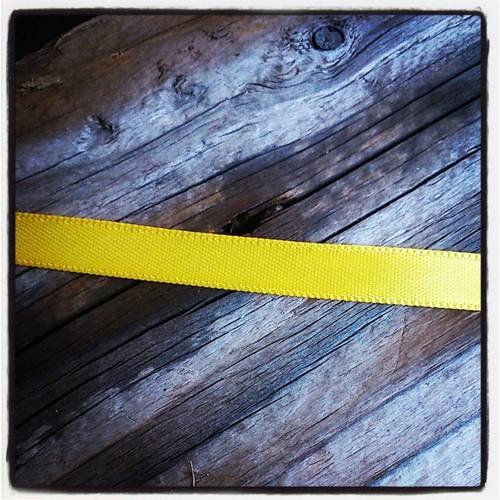 Ruban satin jaune de 10 mm 