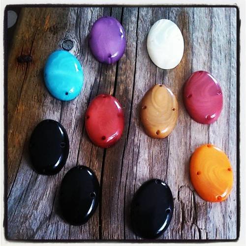 Lot de 10 cabochons ovale en résine plusieurs couleurs 4 trous 25 x 18 mm 