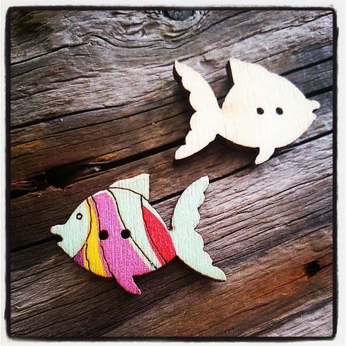 Bouton poisson en bois multicolore 