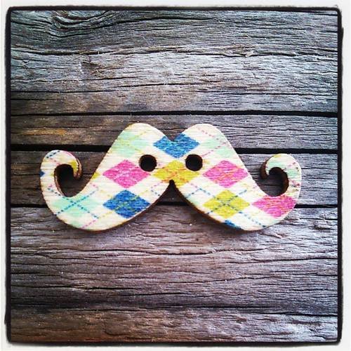 Bouton en bois moustache jacquard multicolore 2 trous 