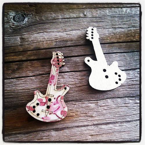 Lot de 2 boutons guitare fleurie, en bois recouvert de tissus, rose, 34 mm 