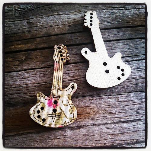 Lot de 2 boutons guitare fleurie, en bois recouvert de tissus, rose et kaki, 34 mm 