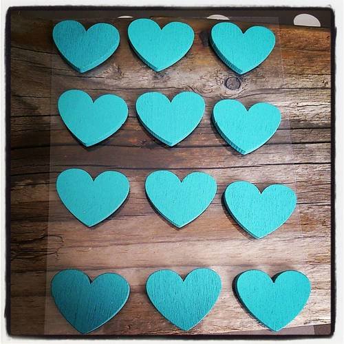 Lot de 12 coeurs en bois à coller bleu  25mm 