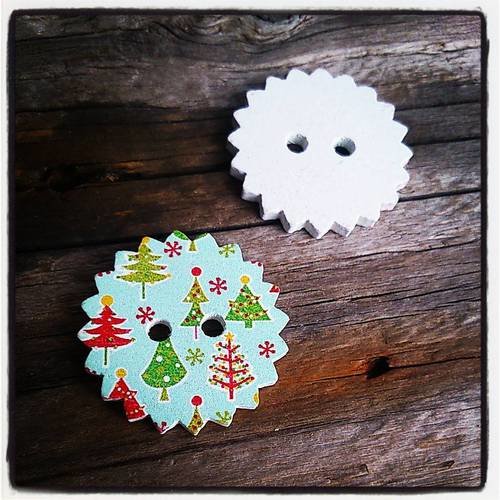 Lot de 2 boutons en bois étoile décorés de sapins sur fond bleu 