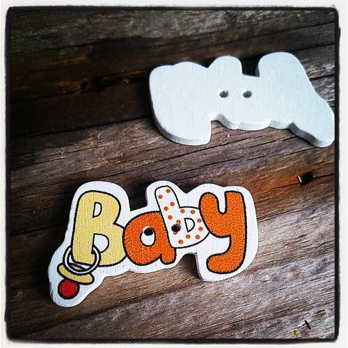 Bouton fantaisie en bois 22x36mm orange avec une tétine, inscription baby 