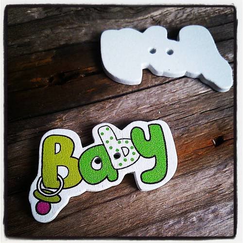 Bouton fantaisie en bois 22x36mm vert avec une tétine, inscription baby 