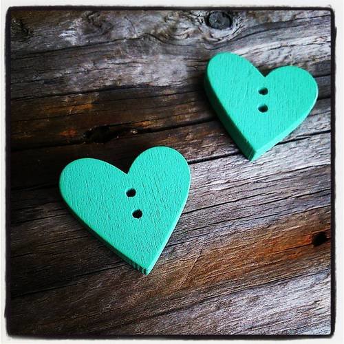 Bouton coeur à coudre en bois couleur turquoise 2.3 cm x 2.4 cm x 4 mm 