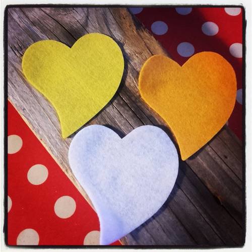 Lot de 3 coeurs en feutrine tons orange et jaune 