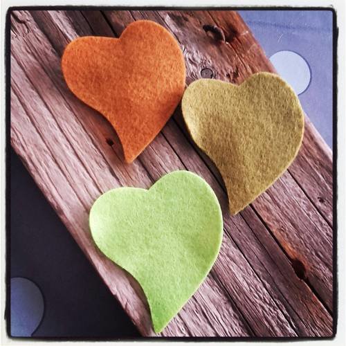 Lot de 3 coeurs en feutrine tons vert et brun 