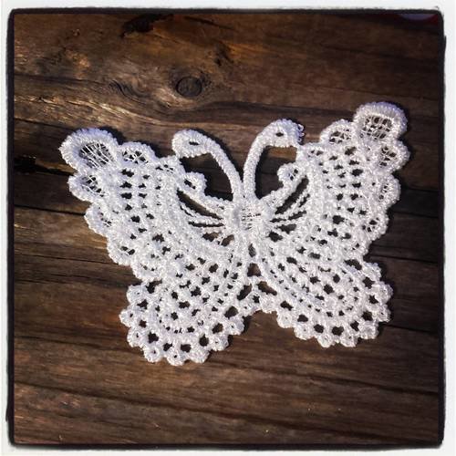 Ecusson papillon crochet blanc 