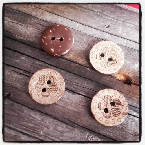 Lot de 4 boutons rond en noix de coco 2 trous motif fleur 