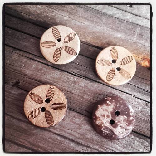 Lot de 4 boutons rond en noix de coco 2 trous motif fleur 