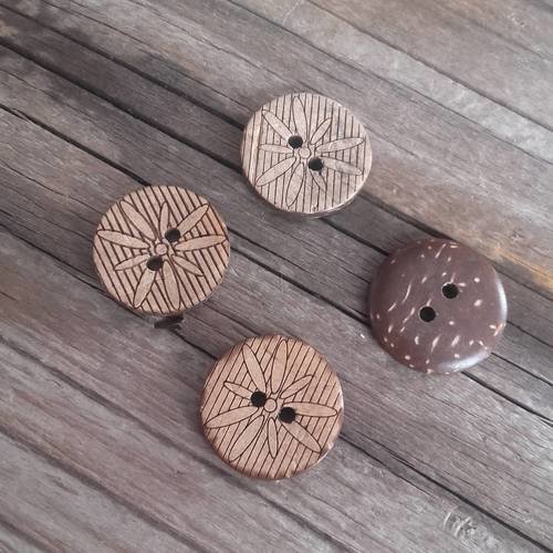 Lot de 4 boutons rond en noix de coco 2 trous motif fleur 