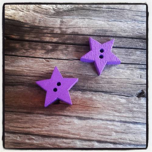 Lot de 2 boutons bois : forme étoile motif étoile violet 19 mm 