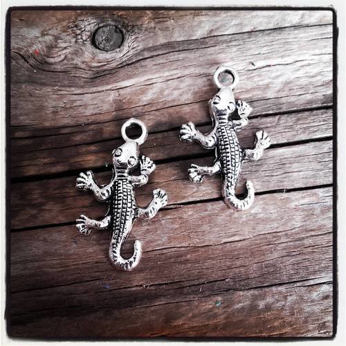 Lot de 2 breloques pendentifs crocodile en métal argenté 