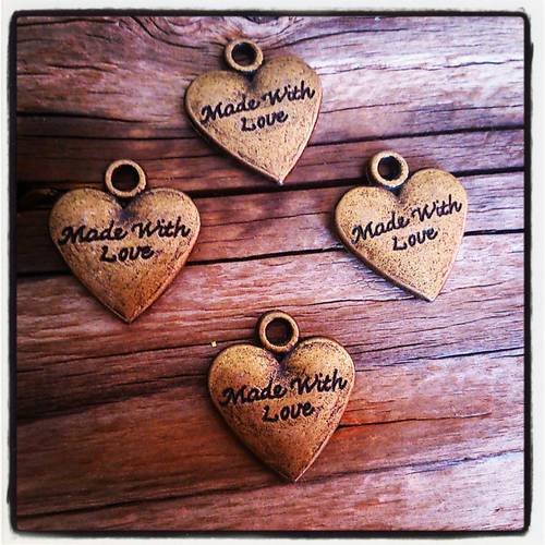 Lot de 4  breloques pendentifs coeur made with love 20mm en métal bronze 