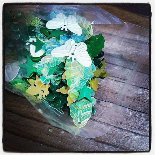 10 g sequins formes fleurs, feuilles, papillons,étoiles, coquillages différents tons vert 