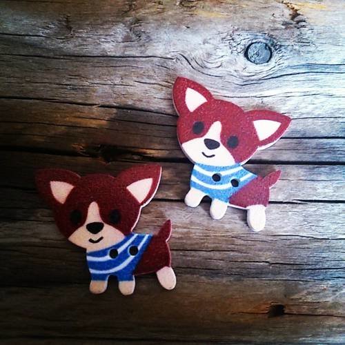 Lot de 2  boutons représentant des chiwawas/chiens marron 29 x 27 mm 