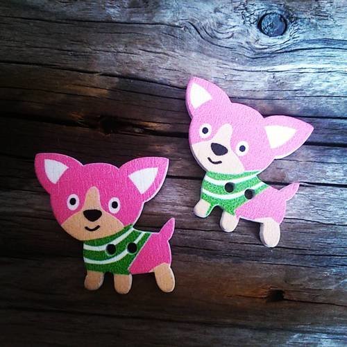 Lot de 2  boutons représentant des chiwawas/chiens rose 29 x 27 mm 