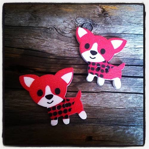 Lot de 2  boutons représentant des chiwawas/chiens rouge 29 x 27 mm 