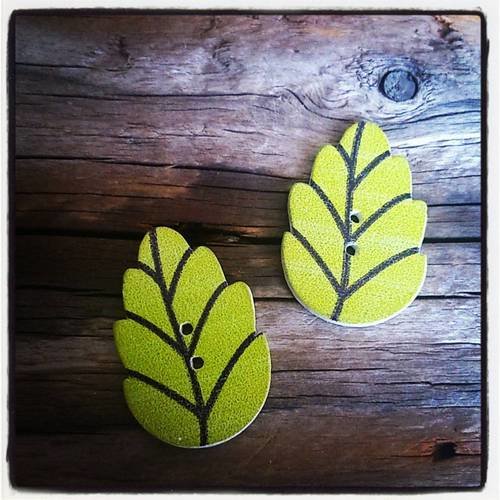 Lot de 2 boutons feuilles en bois de couleur vert - 30 x 20 mm 