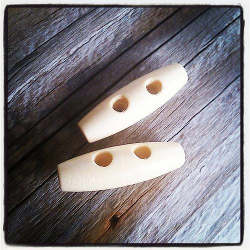 Lot de 2 boutons en bois : olive crème longueur 34mm 