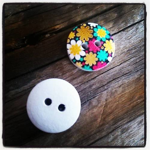 Lot de 2 boutons en bois,  forme ronde motif fleurs 15mm 