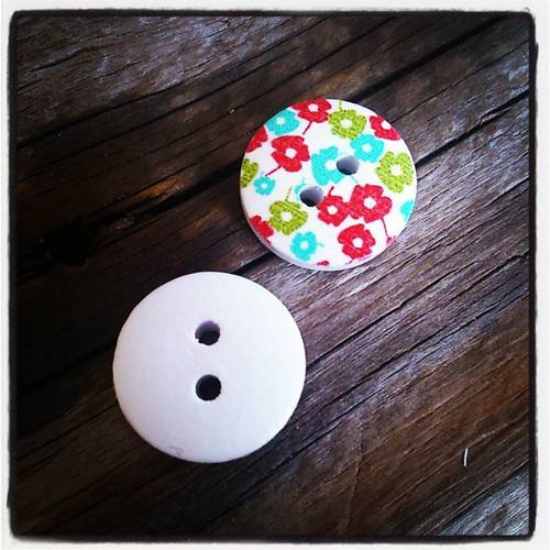 Lot de 2 boutons en bois,  forme ronde motif fleurs 15mm 