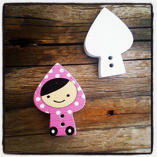 Bouton bois fillette champignon rose 2 trous 27x20mm 