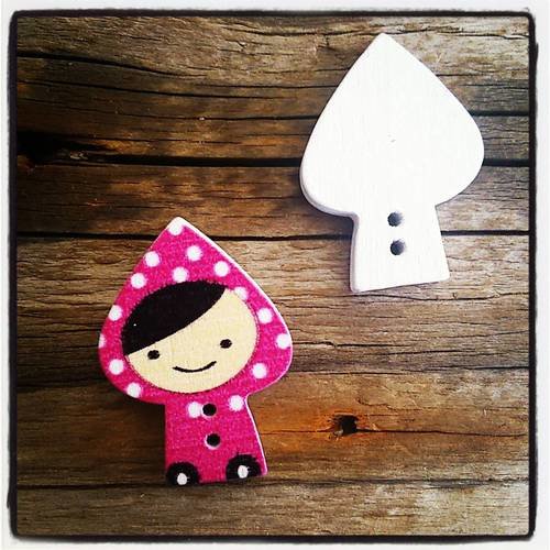 Bouton bois fillette champignon fuchsia 2 trous 27x20mm 