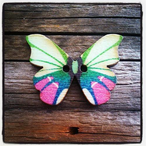 Lot de 2 boutons papillon en bois 2 trous pour couture, scrapbooking et déco 28x21mm 