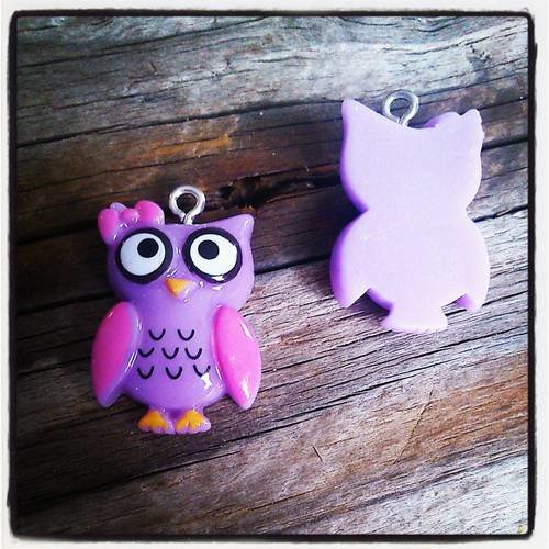 Lot de 2 breloques pendentifs chouettes en résine 25 x 16mm 