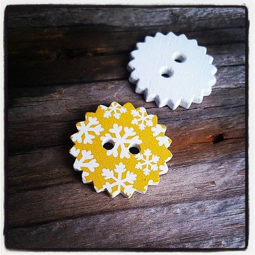 Lot de 2 boutons en bois étoile décorés de flocons de neige blanc sur fond jaune 