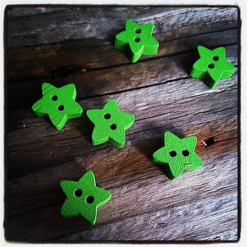 Lot de 6 boutons bois : forme étoile motif étoile vert 10 mm 