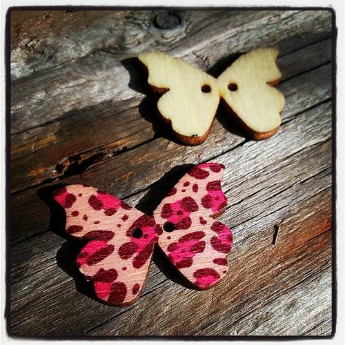 Lot de 2 boutons fantaisie en bois 30x19mm papillon motif panthère rose 